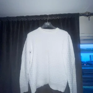 Vit stickad tröja från Mango - Hej, säljer nu min vita stickade tröja från mango eftersom den ej passar mig längre! Condition är: 9/10 Hör av dig om du har några frågor!