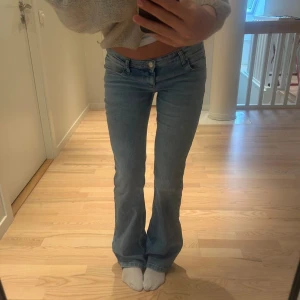 Ljusblå bootcut jeans - Säljer ett par jättesnygga ljusblå bootcut jeans med låg midja i storlek w28, L31. Köpte här på plick men de var för stora 😭