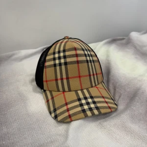 Burberry Keps - Burberry keps, oanvänd och tag finns om det efterfrågas. Priset nt hugget i sten