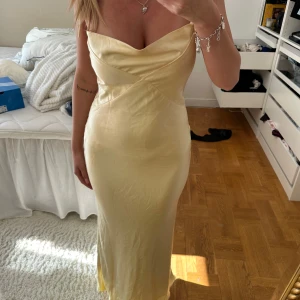 Ljusgul långklänning - Säljer denna ljusgula klänning med prislapp kvar! Som passar perfekt till bal eller andra festligheter! Säljer då den är lite för kort för min smak