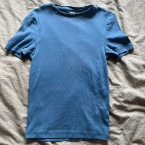 Blå t-shirt från BikBok - En basic blå t-shirt från BikBok, passar perfekt till både vardag och fest. 