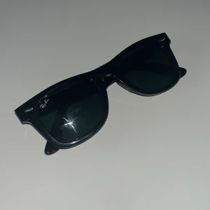 Ray-Ban solglasögon  - Ray-ban wayfarer, nypris 1900kr. Bra skick förutom en liten repa på glaset som knappt syns