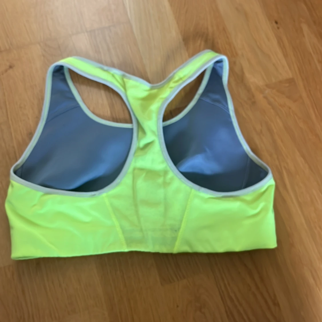 Neongul sport-bh från Nike - 1