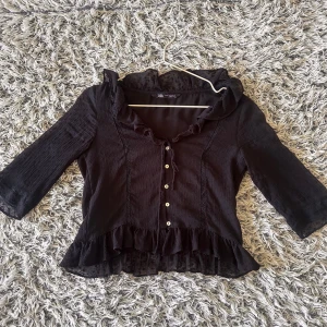 Svart blus - Säljer denna supersöta svarta blusen från Zara, köpt gotta sommaren på Sellpy men inte kommit till användning 💕 bara att skriva vid frågor 💕