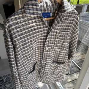 Rutig overshirt från Jack & Jones - Säljer en snygg rutig overshirt från Jack & Jones i nyskick. Har aldrig använt jackan. 