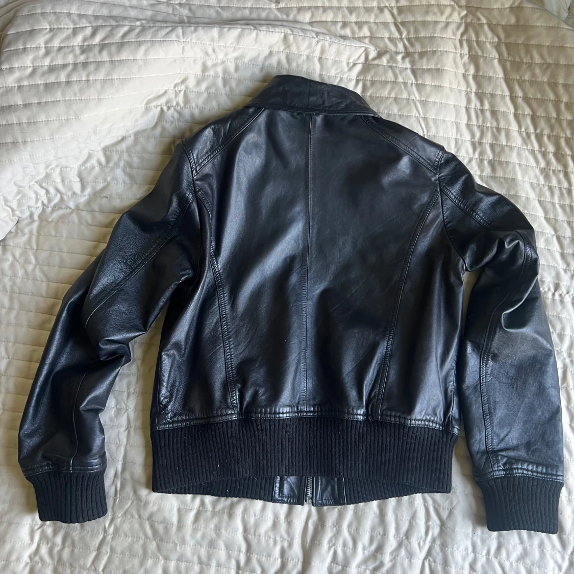 Svart skinnjacka med dragkedja - 1