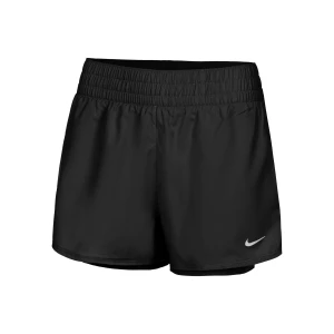 Svarta träningsshorts från Nike - Svarta träningsshorts från Nike med elastisk midja och klassisk logga framtill. Lätta och bekväma, perfekta för gymmet eller löprundan. Stilren design som passar till det mesta.