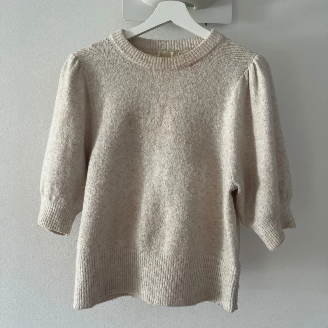 Beige stickad tshirt - 1