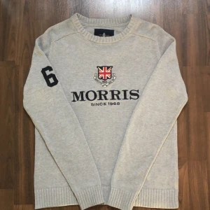 Morris stickad tröja - Tjenare! Jag säljer en grå stickad Morris tröja. Riktigt snygg och stilig. Jag har försökt iallafall att få med alla detaljer bland bilderna men om du har någon mer fråga om tröjan är det bara att fråga på! Prisförslag funkar utmärkt. 