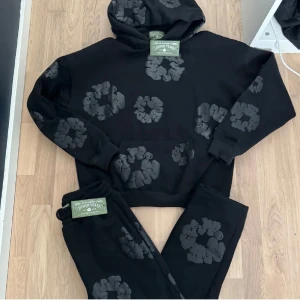 Heron Preston x Denim Tears - Säljer detta unika och svårfångade set från hypade samarbetet mellan Heron Preston och Denim Tears. Mjukisbyxor och hoodie i svart med stilrent blommönster – en perfekt mix av comfy och cool. Hög kvalitet, tungt material och clean design som sticker ut utan att skrika.   Slida in med ett bud eller om du vill ha fler pics. Först till kvarn!  Helt ny i påse!