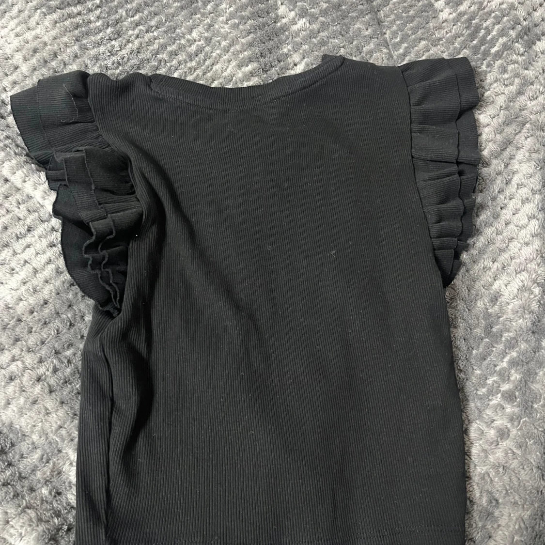 Svart ribbad topp med volangärmar från Zara - 1