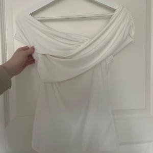Offshoulder topp från NA-KD - Aldrig använd 