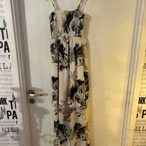 Maxi klänning fr Desires XS - Maxi klänning helt ny fr Desires. Storlek XS. Resårsmock upptill för att anpassa kroppen. Ordpris 400kr.