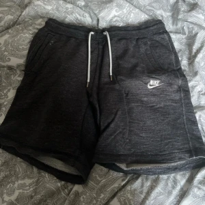 Nike shorts Man - Vita målarfläckar där bak som ni kan se på bild två bortifrån det så är de i bra skick