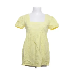 Gul sommartopp - Ljusgul topp, perfekt till sommaren. Säljer då den är lite för liten på mig🥰