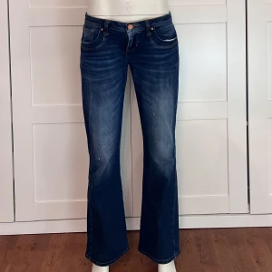 Lowwaist bootcut jeans  - 💘Midjemått: 82 💘Innerbenslängd: 79 💘Grenmått: 20,5 💘Defekt: Trasig dragkedja (Löparen är borta, alltså går inte gylfen att stänga) men kan säkert lösas enkelt om man vet hur man gör
