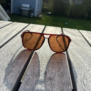 Tom Ford liknande pilotsolglasögon  - Riktigt schyssta solglasögon, perfekta nu i sommar! Väldigt lika Tom Ford modellen.