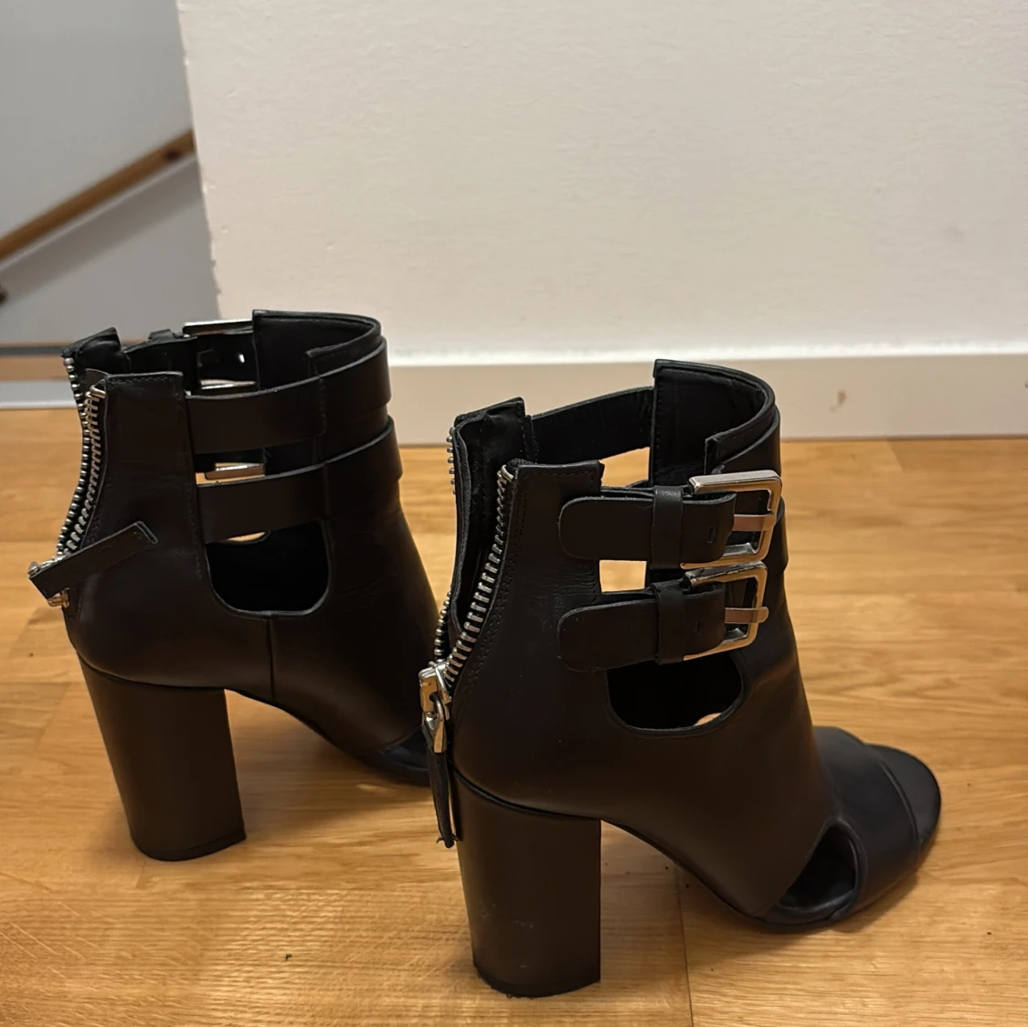 Svarta stövletter med klack och spännen - 3