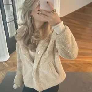 Beige teddyjacka med fickor - Fluffig beige teddyjacka från Zara, passar XS/S