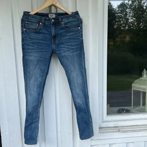 Blå jeans från 157, W31 L32 - Stilrena jeans ifrån lager 157. Jeansen är W31 och L 32. Den har inga difekter. Priset kan diskuteras vid snabb affär!!