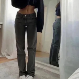 Grå raka jeans med hög midja - Säljer ett par grå jeans med raka ben och hög midja. Jeansen har klassisk femficksdesign, knapp- och dragkedjestängning samt en snygg, enkel look som passar till det mesta. Perfekta för dig som gillar en clean och stilren vibe.