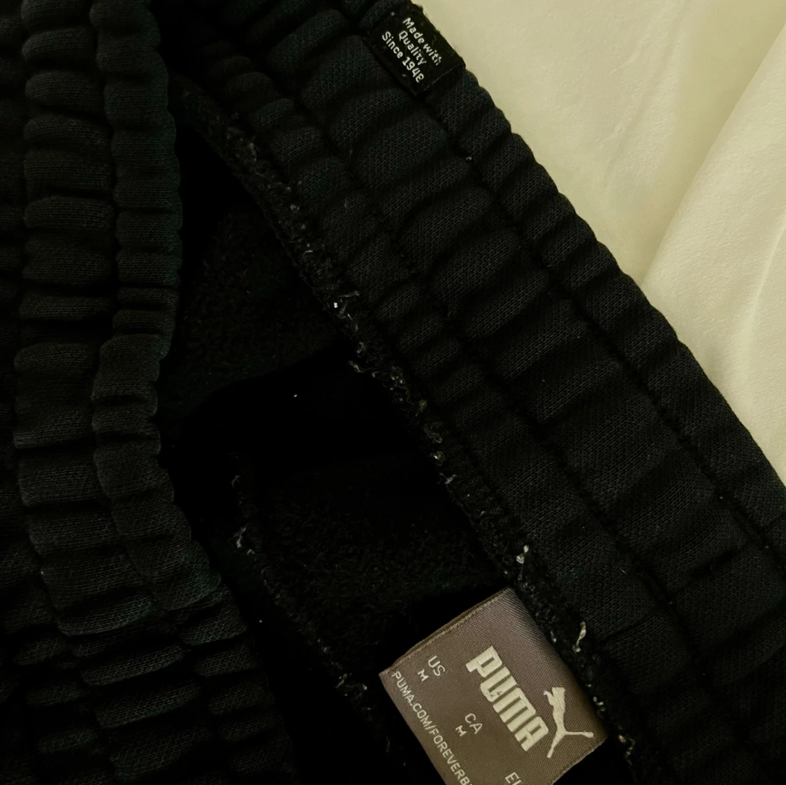 Svarta mjukisbyxor från Puma - 1