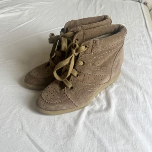 Kilklackar - Isabel marant liknande skor. Äkta mocka och i superfint skick. Storlek 38. Nypris 1700.