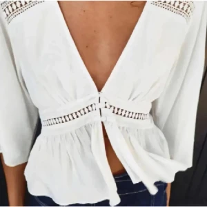 Vit blus från zara - Vit blus från Zara i storlek xs. Väldigt fint skick och använd endast en gång. Pris går att diskuteras vid snabb affär, skriv vid frågor ❤️