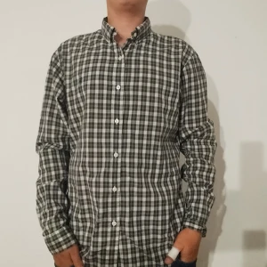 Ralph Lauren skjorta  - Rutig Ralph Lauren skjorta med märket i mörkblått. Väldigt bra skick storlek L. Kolla profilen för mer Ralph Lauren kläder!