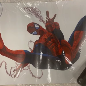 Spindelmannen Barn Vägg Klistermärken  -  färgstarka illustrationer av Spider-Man i action! Perfekt för dig som gillar superhjältar, äventyr och serietidningsstil. Passar både unga och unga vuxna som vill ha något inspirerande 65kr/st . samma frakt 