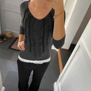 Grå stickad kofta  - Grå trekvartsärmad kofta från Alice Bizous i storlek M. Passar även S. Fint skick. Använd gärna köp nu!