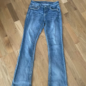 Blåa jeans - Supersnygga midrise bootcut jeans i färgen blå! Vintage och går inte att få tag på längre! Storlek 27 , midja: 34 cm, midjehöjd: 21 cm, innerben: 82 cm