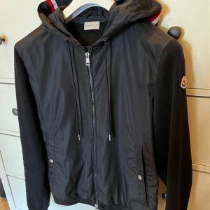 Moncler Cardigan - Authentic Moncler cardigan in super good condition. Size medium, more information in private messages 