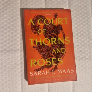 A Court of Thorns and Roses - Första boken i ACOTAR och den är på Engelska, den är läst med stains