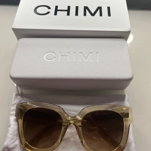 CHIMI 08 Ecru - Snygga solglasögon från CHIMI i modellen 08, färg ecru. Aldrig använda! Allt i orginalförpackningen medföljer. 