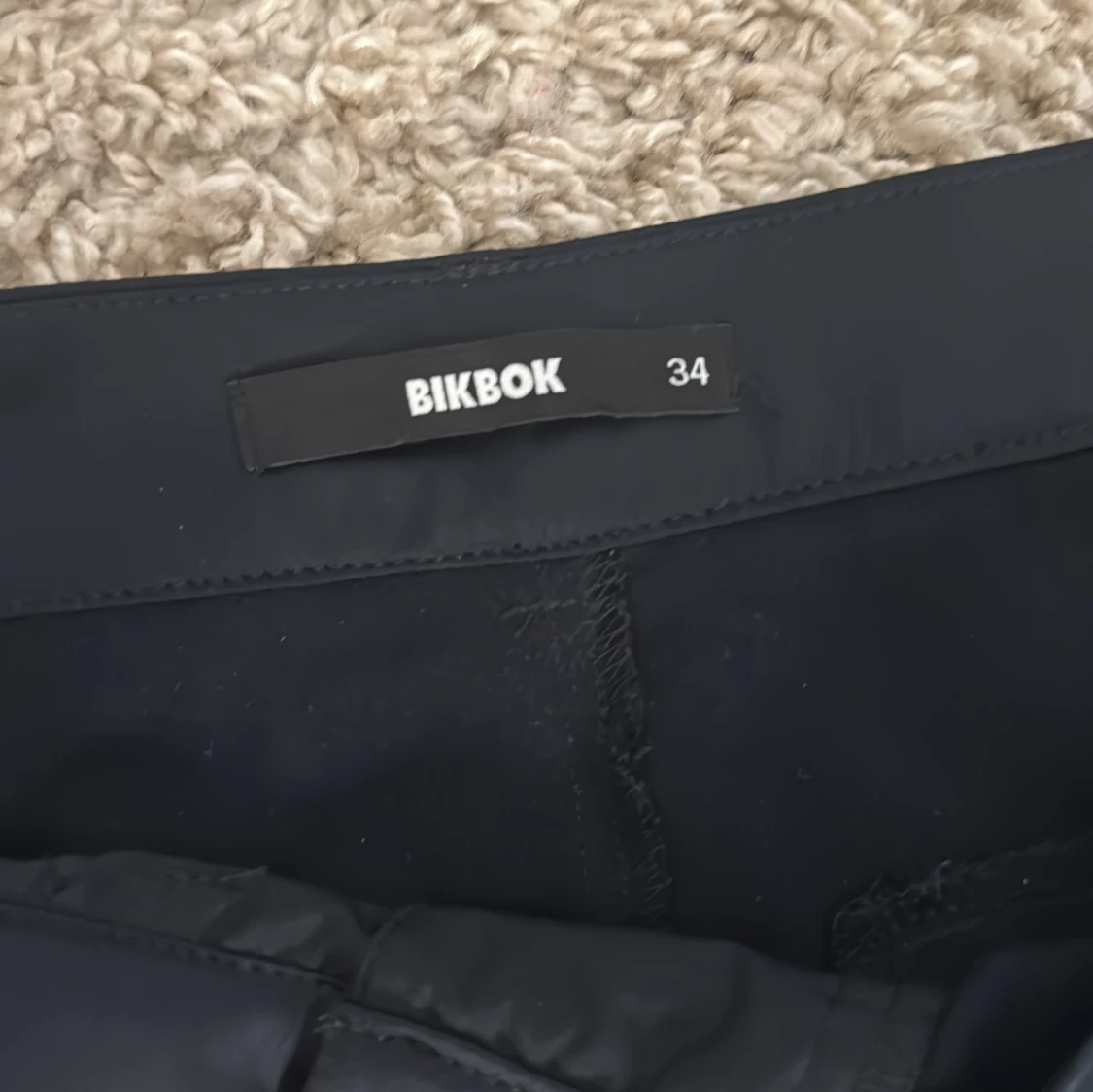 Svarta kostymbyxor från BikBok - 1