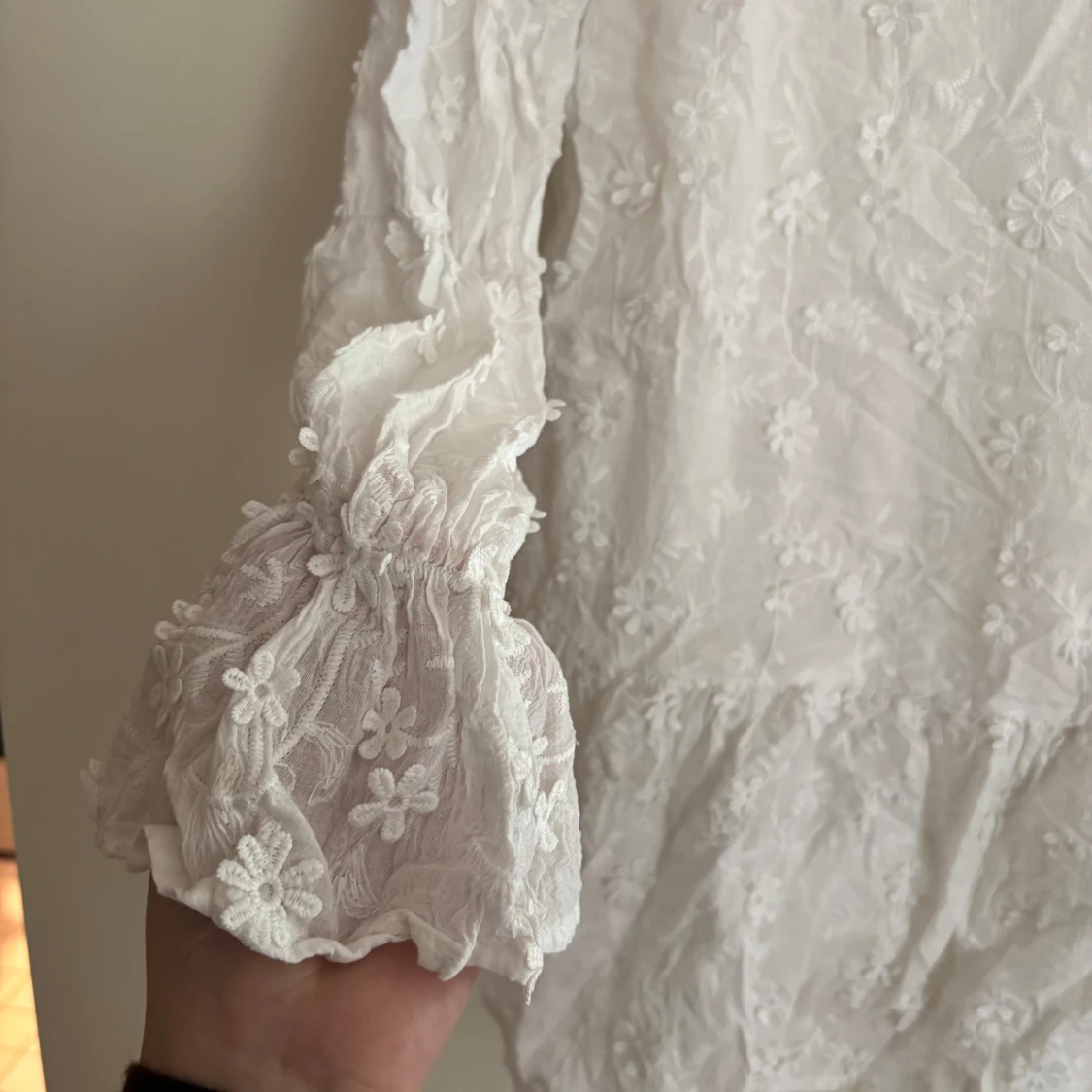 Vit blommig kortklänning med öppen rygg - 2