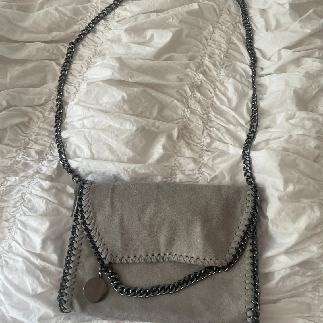 Grå axelväska med kedja och leopardfoder