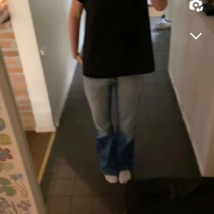 Lågmidjade jeans - Supersnygga lågmidjade jeans, köpta här på plick men var alldeles för små i midjan på mig:( 2 lånad bild från förra säljaren!!🩷tyvärr för små på mig! (Midjemått: 38cm, innerben:82cm)