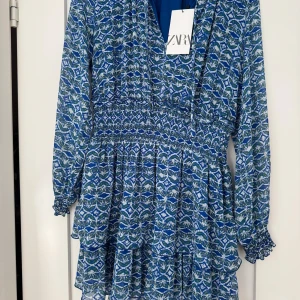 Blåmönstrad kortklänning från Zara - Jag säljer denna supersöta klänningen från Zara som är ur kollektion, då jag aldrig har fått användbing för den. Det är storlek M och prislapp är kvar. 