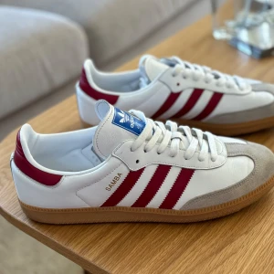 Adidas Samba sneakers vit/röd - Hej 👋 jag säljer dessa fetta samba skor, de är endast använda ett fåtal gånger och inga defekter. Tyvärr inget og kvar. 