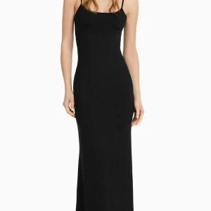 Svart långklänning med smala axelband - En stilren svart långklänning som påminner om skimsklänningen. Väldigt stretchig så passar nog både S och M. Använd ett fåtal gånger men något för kort för mig som är 170.