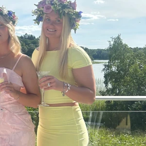 Ljusgul kjol + topp med kort ärm - Ljusgult set med kjol o topp med tight passform och korta ärmar. Toppen har en öppen rygg. Materialet är super stretchiga och skönt. Tjockt tyg så INGET genomskinlig. Perfekt för somriga tillfällen! Plaggen köptes på Asos och använts en gång på midsommar så som gott som ny!☀️💕😍säljer setet tillsammans för 390