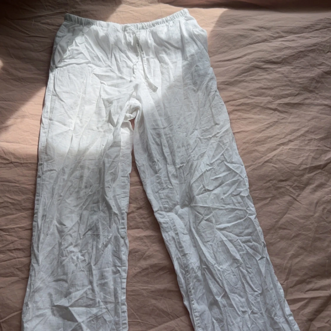 Vita linnebyxor med snörning