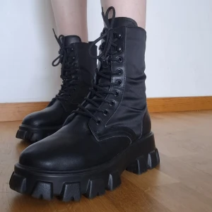 Chunky boots i svart strl 40  - Säljer dessa sjukt snygga boots med chunky sula och hög modell ✨ De har snörning hela vägen upp och ger riktiga Dr Martens vibes.  I superbra skick och knappt använda 🖤 Storlek 40 Pris går att diskutera 💸 Kan hämtas i Malmö eller skickas 📦 🔥 