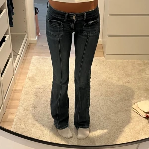 Nelly jeans - Snygga blå jeans från Nelly med fickor fram och bak. Använda några gånger men inga defekter förutom hälarna där dom är lite uppskrapade. Säljer pga dem kommer inte till användning längre 