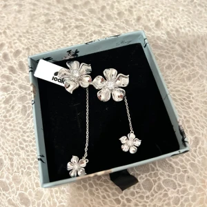 silverörhängen från Ioaku - jättefina blommiga örhängen i silver från Ioaku🌸helt nya med lapp! ask tillkommer🤍nypris 599:-