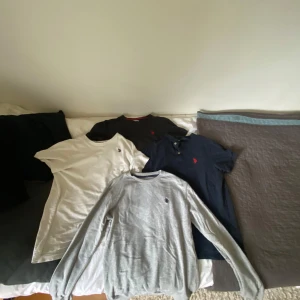4 stycken polo usn tröjor! - Hej, jag säljer fyra stycken polo usn tröjor. Den gråa tjocktröjan kostar 125kr, den svarta T-shirten kostar 100kr, den vita T-shirten kostar 90kr och den blå piken kostar 115kr, om du vill köpa alla i en bindel så kostar det 350 kr, skriv om ni har några frågor,kan sänka priset vid snabbköp!