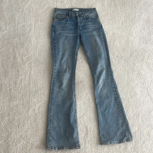 Ljusblå bootcut jeans  - Säljer ett par klassiska Gina tricot perfekt jeans. De har bootcut-modell med normal passform och fem fickor. Ursprungs pris 500 kr. 