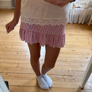 Rutig rosa minikjol från Gina Tricot - Supersöt kortkjol från Gina Tricot i rosa och vitt rutigt mönster. Storlek xs i superfint skick💕